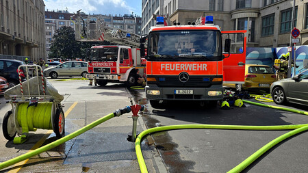Löschfahrzeug der Lehrfeuerwache Wedding und eine Drehleiter stehen vor dem Brandobjekt.