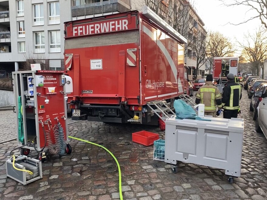 Hygienetower, Stiefelwaschanlage und Materialbox vor dem GW Hygiene