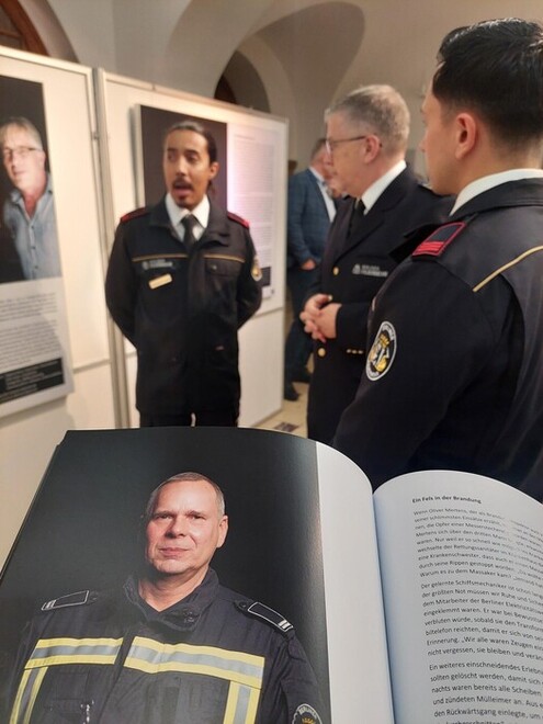 Dr. Karsten Homrighausen im Gespräch mit den Kiezbeauftragten der Berliner Feuerwehr.