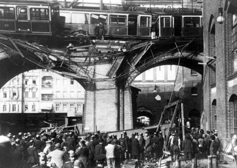 Entgleiste Wagen auf Hochbahn, Feuerwehrleute
