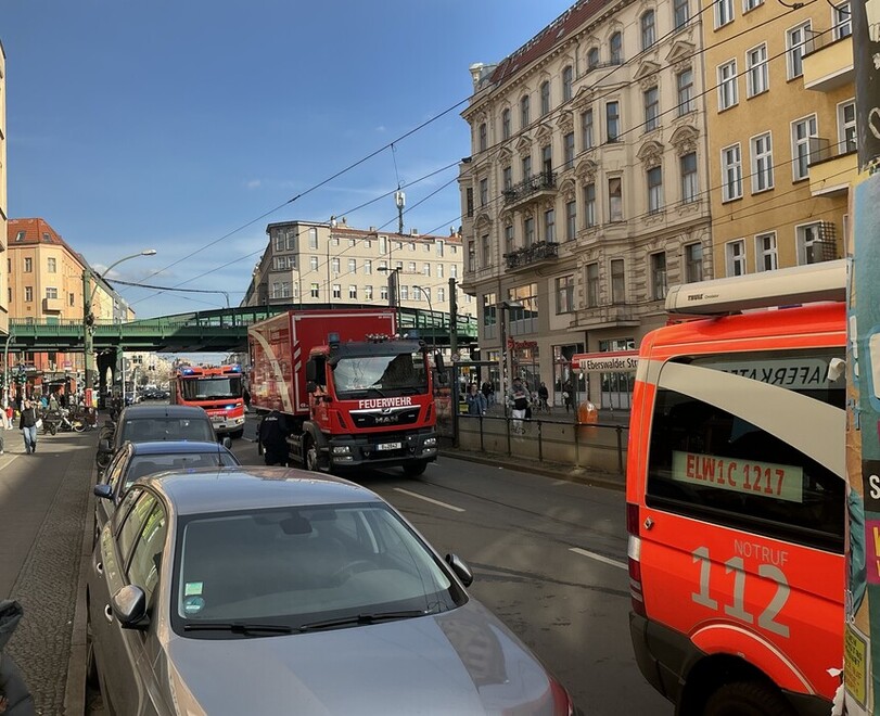Abrollbehälter Atemschutz an der Einsatzstelle in Prenzlauer Berg