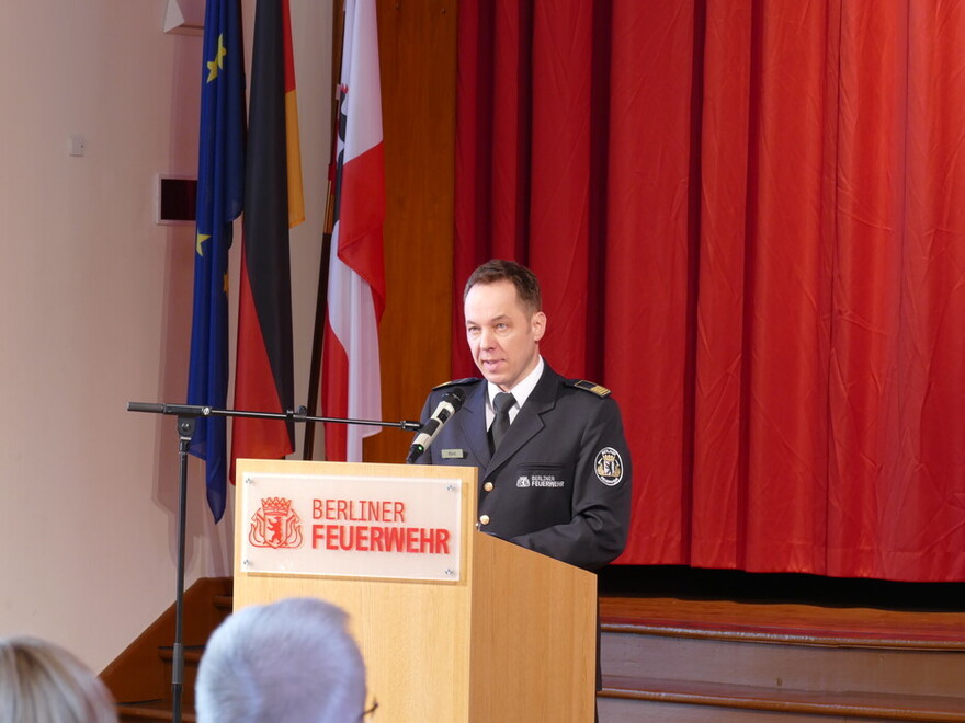 Der ständige kommissarische Vertreter des Landesbranddirektors, Per Kleist, begrüßt die Einsatzkräfte und die Gäste.