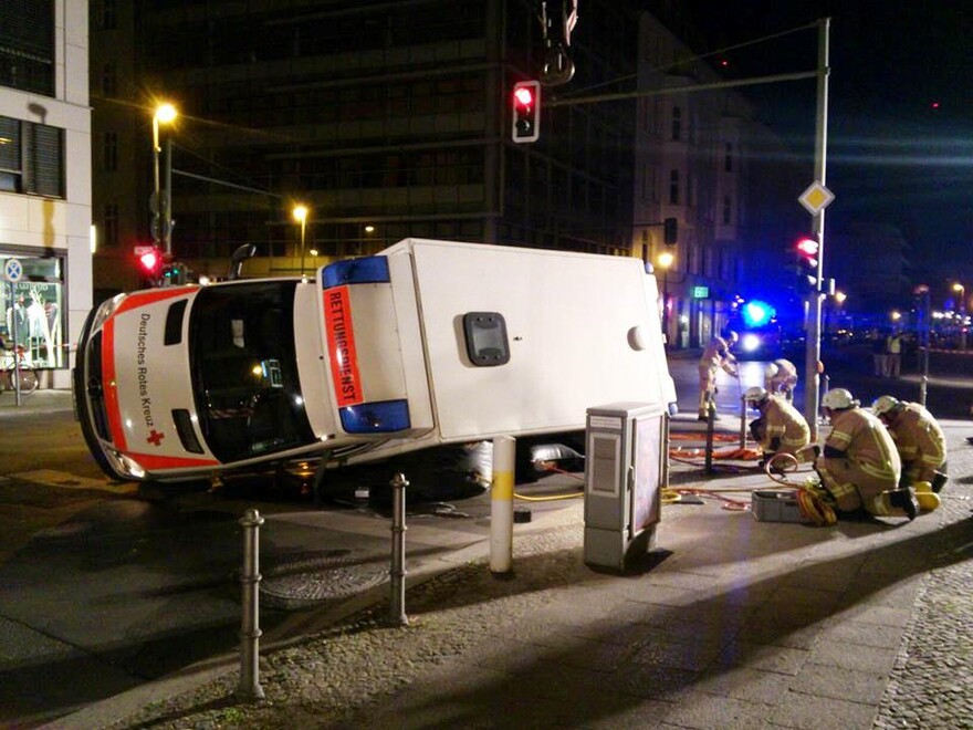 Bergung mit Hebekissen und Feuerwehrkran