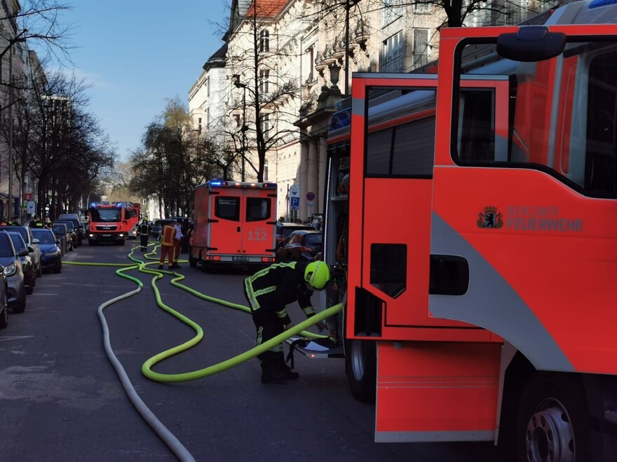 Einsatzkräfte leiten die Brandbekämpfung ein