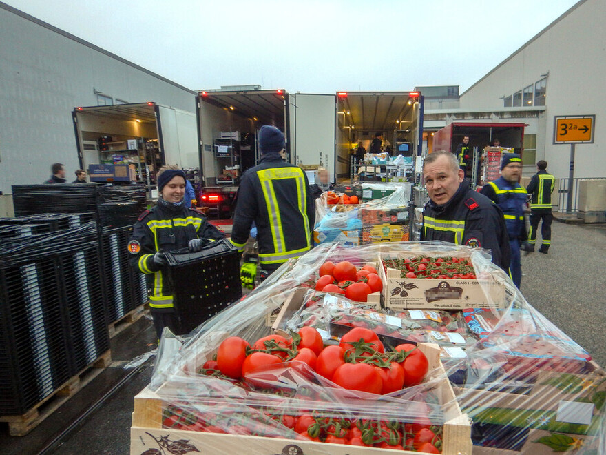 Ehrenamtliche Helferinnnen und Helfer beim Verladen der Lebensmittel