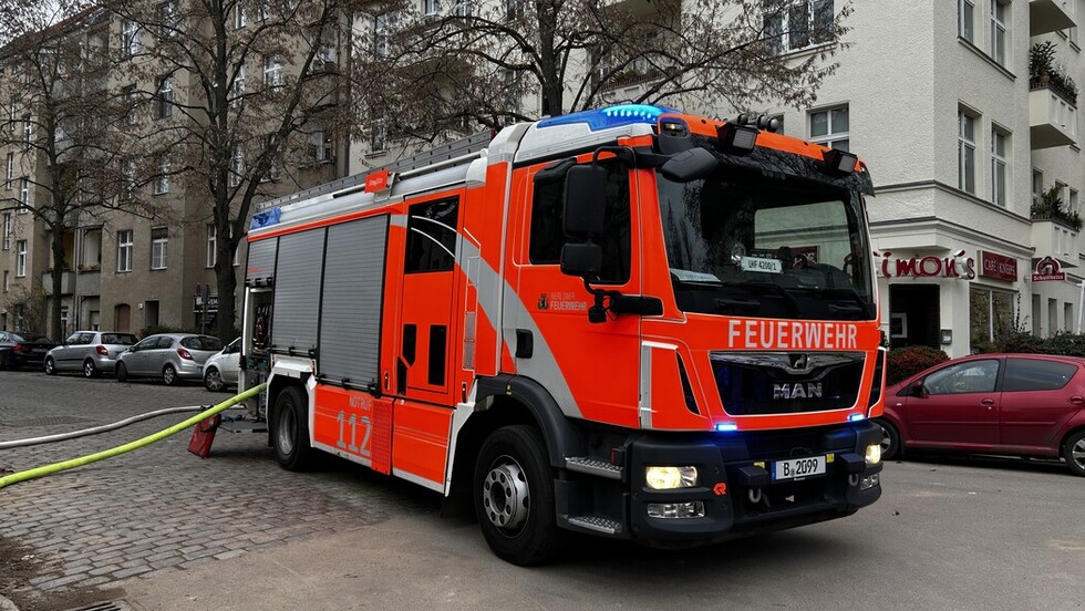 Löschfahrzeug bei der Wasserversorgung