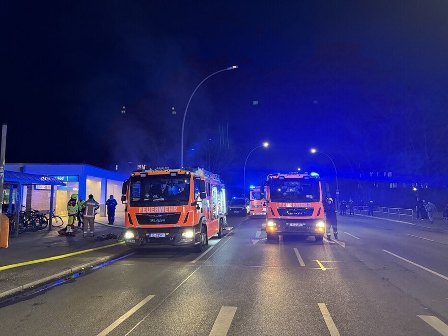 Löschfahrzeuge vor dem Eingang zum U-Bahnhof