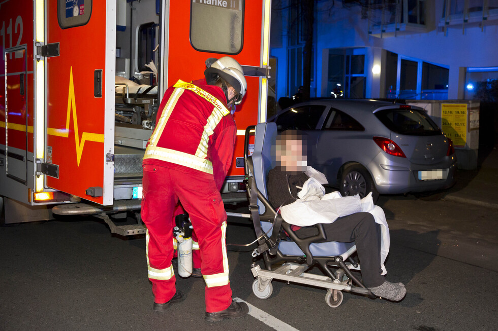 Rettungsdienst versorgt Betroffene