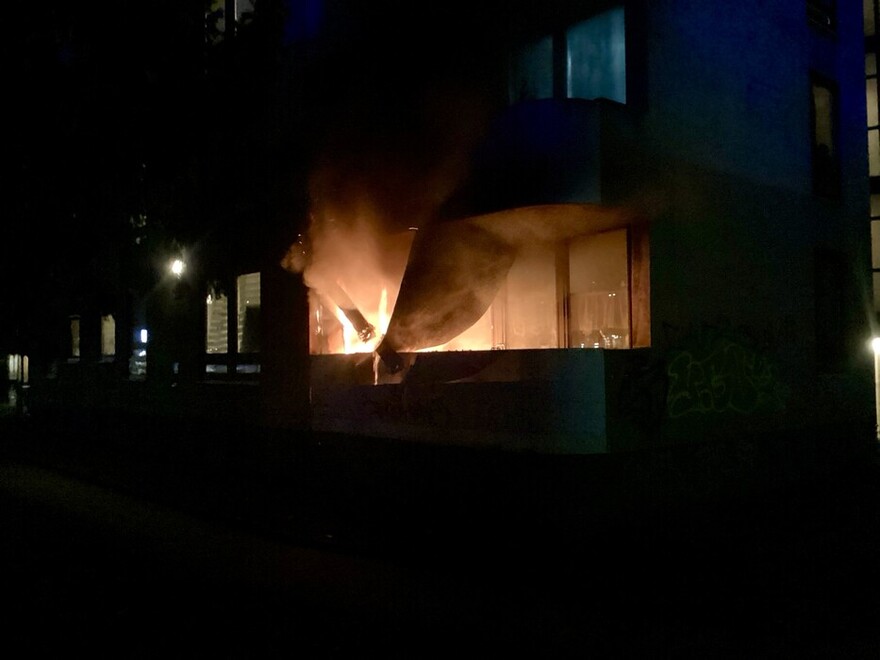 Brennender Balkon bei Eintreffen der Einsatzkräfte