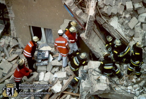 Feuerwehrleute, Notarzt, Gebäudetrümmer