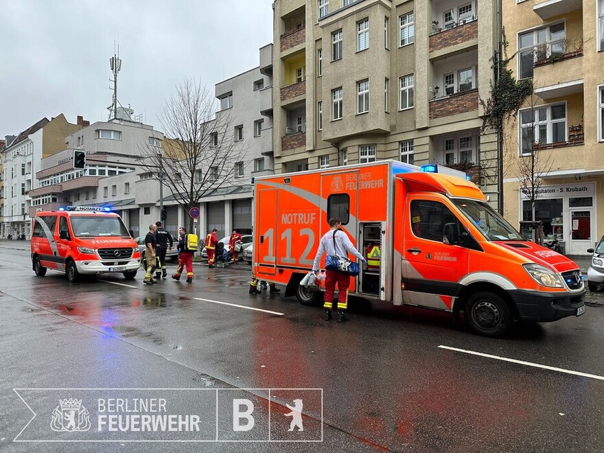 Einsatzfahrzeuge neben der Feuerwache