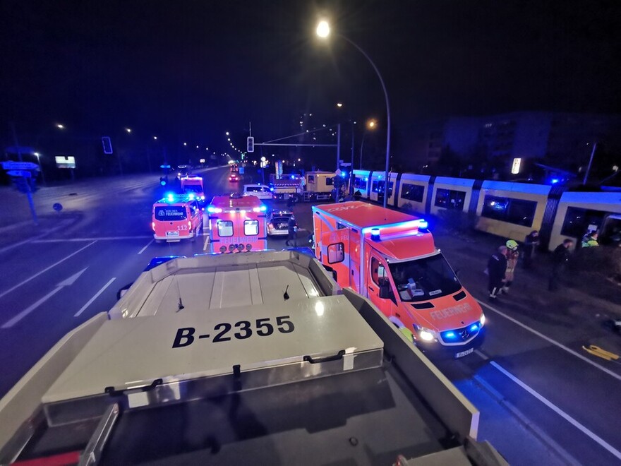 Abgestellte Einsatzfahrzeuge mit Blaulicht