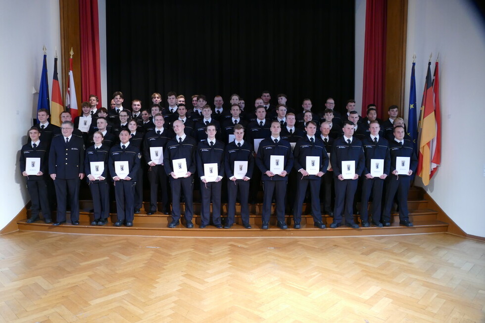 Gruppenbild aller neu eingestellten Nachwuchskräfte