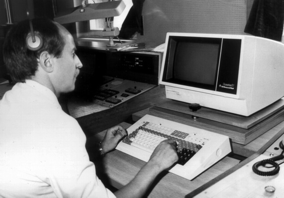 Mann sitzt vor einem Computer