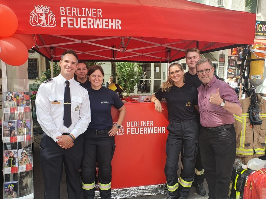 Standteam der Berliner Feuerwehr auf dem Motzstraßenfest