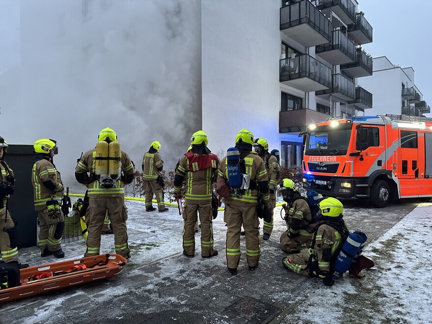 Einsatzkräfte vor dem Gebäude