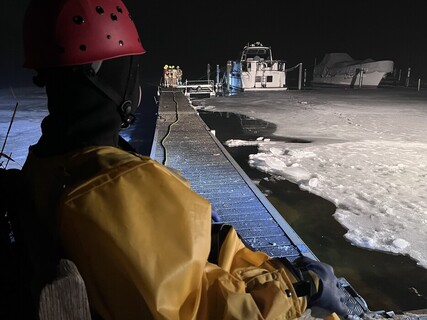 Absicherung des Sportbootes durch eine Einsatzkraft im ICE-Commander