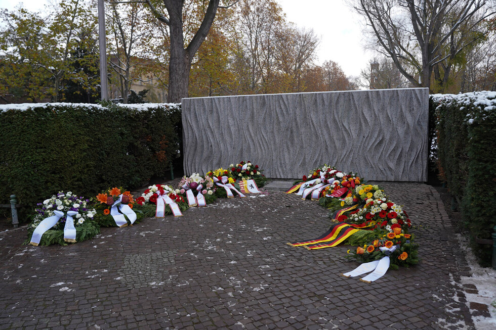 Feuerwehr-Ehrenmal mit Gedenkkränzen