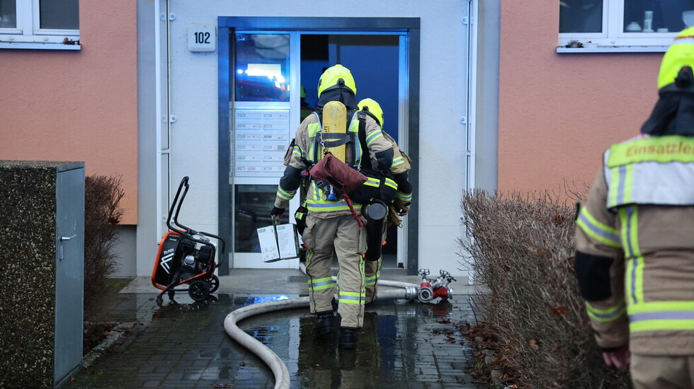 Einsatzkräfte gehen ins Gebäude.