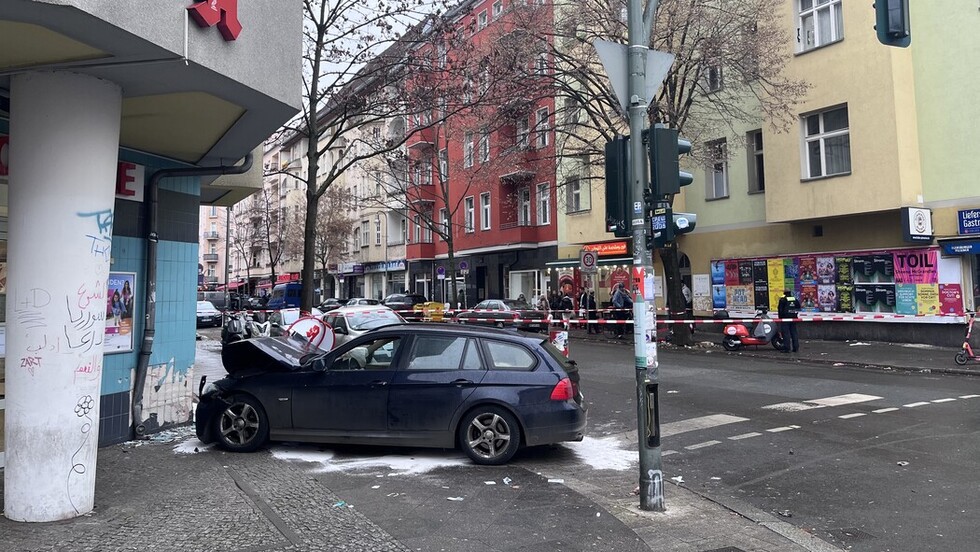 Beschädigtes Unfallfahrzeug vor Hauswand