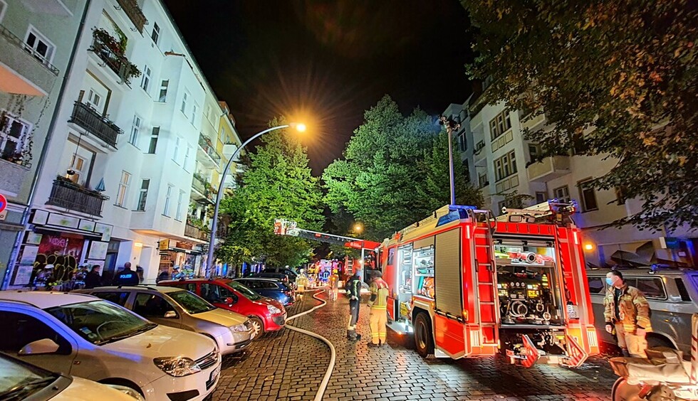 Drehleiter und Einsatzfahrzeuge an der Einsatzstelle