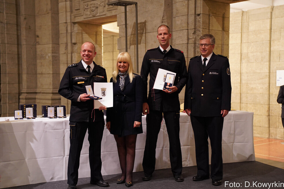 Innensenatorin Iris Spranger und LBD Karsten Homrighausen mit ausgezeichneten Angehörigen der Freiwilligen Feuerwehren.