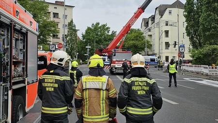 Einsatzleiter mit Hospitanten der Wiener Berufsfeuerwehr vor den Bergungsmaßnahmen