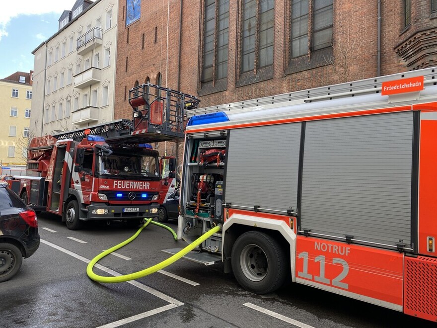 1.LHF und DLK vor der Einsatzstelle