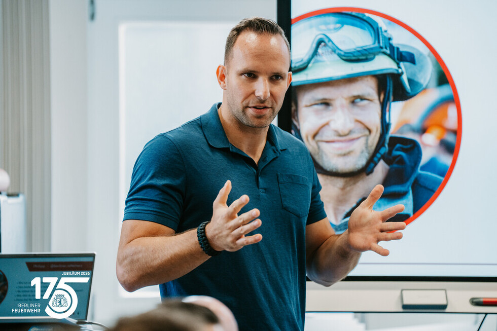 Philipp Wegner während seines Fachvortrags zum Thema „Feuerfluencer und Behördenimage“.