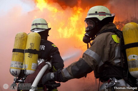 Zwei Einsatzkräfte bei der Brandbekämpfung   