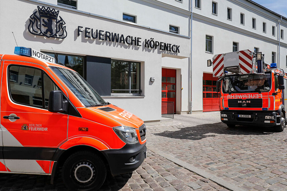Wachgebäude mit Einsatzfahrzeugen