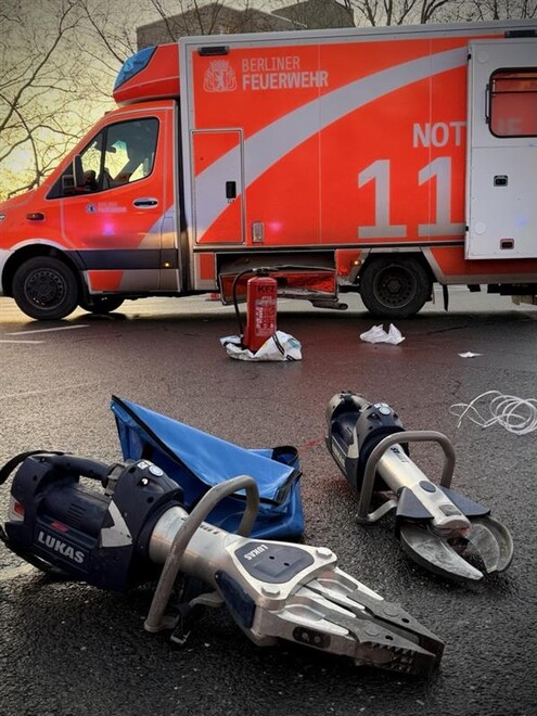 Mit dem Rettungsgerät wurde die eingeklemmte Patientin aus dem PKW befreit.