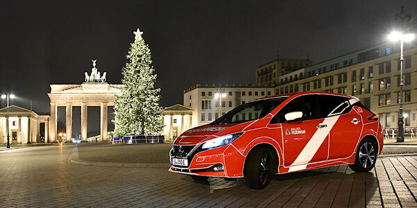 Feuerwehrfahrzeug vor Weihnachtsbaum am Brandenburger Tor