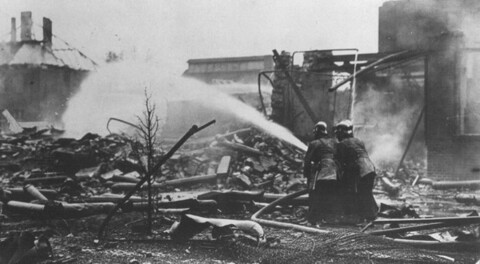 Feuerwehrleute bei Löscharbeiten