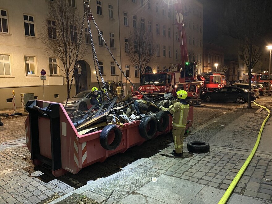 Erste Ladung Brandschutt