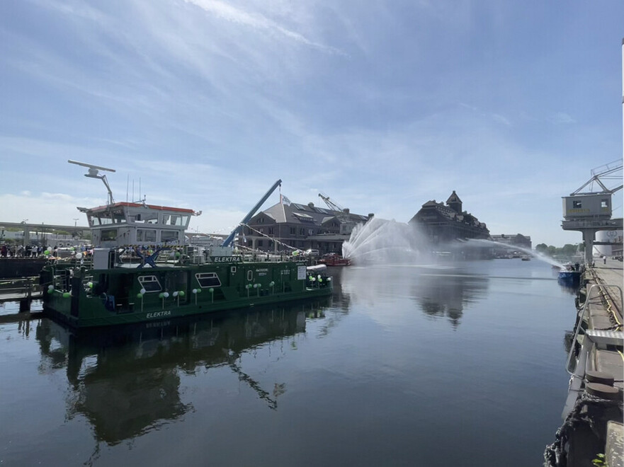 Wasserfontänen zu Ehren der Schiffstaufe