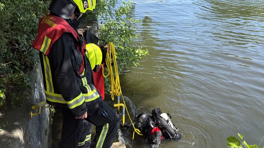 Feuerwehrtaucher in der Spree
