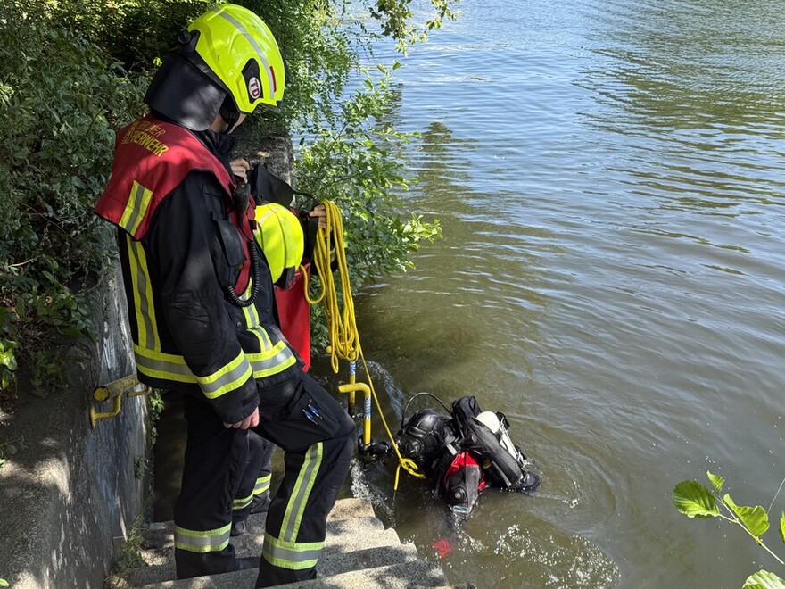 Feuerwehrtaucher in der Spree