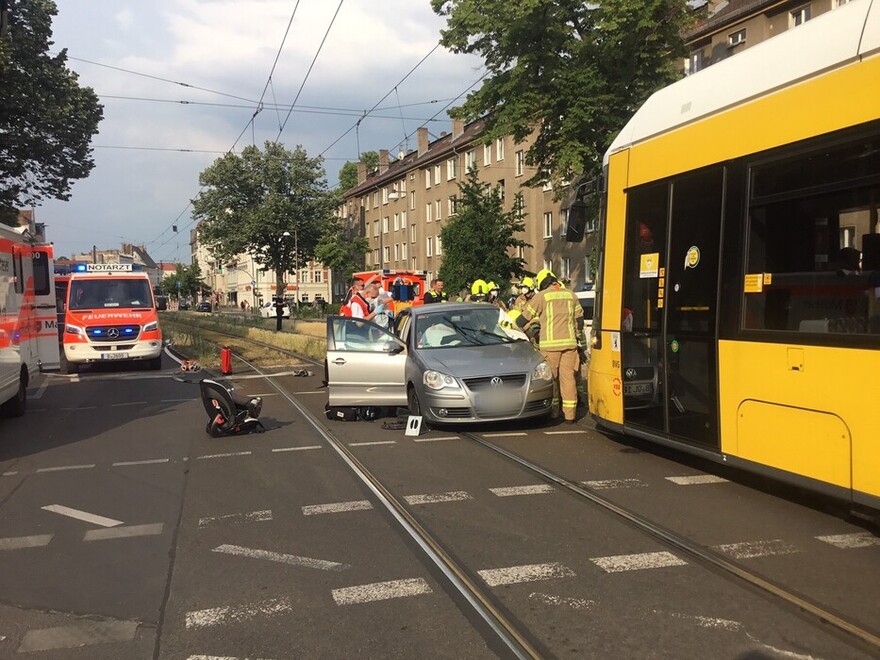 Mitarbeitende der Berliner Feuerwehr und des Malteser Hilfsdienstes befreien den eingeschlossenen Fahrer.