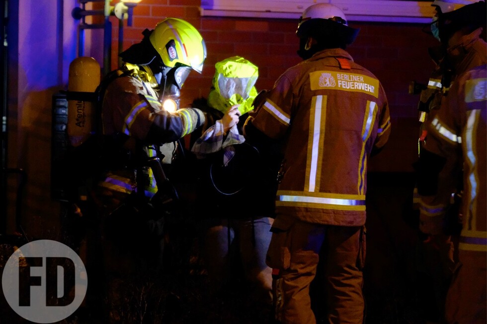 Person aus dem Gebäude mit Fluchthaube