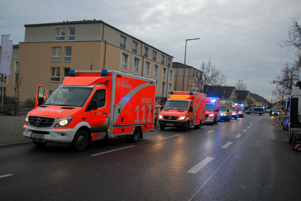 Aufstellung der Fahrzeuge vor dem Seniorenheim