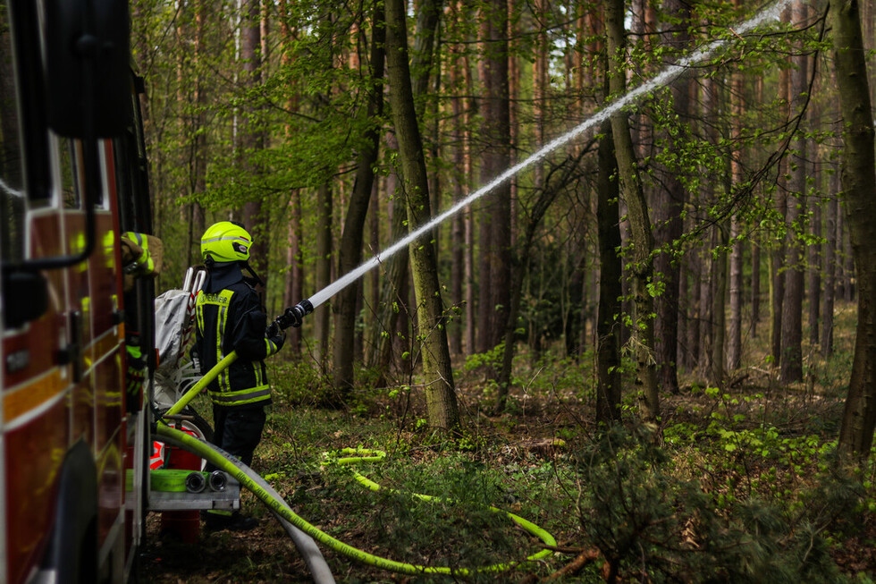 Löschangriff über ein C-Strahlrohr mit Vollstrahl.