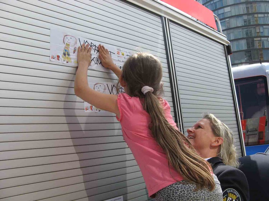 Kinder dürfen die neuen Sticker aufkleben