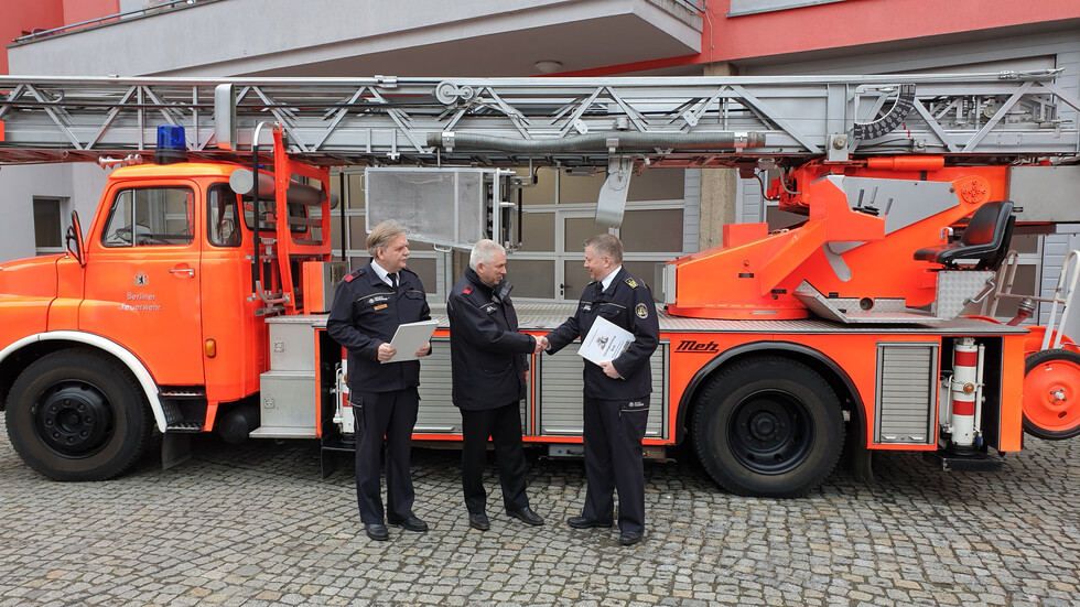 Der Vorsitzende des Fördervereins Ulrich Lindert übergibt das Fahrzeug an Landesbranddirektor Dr. Homrighausen