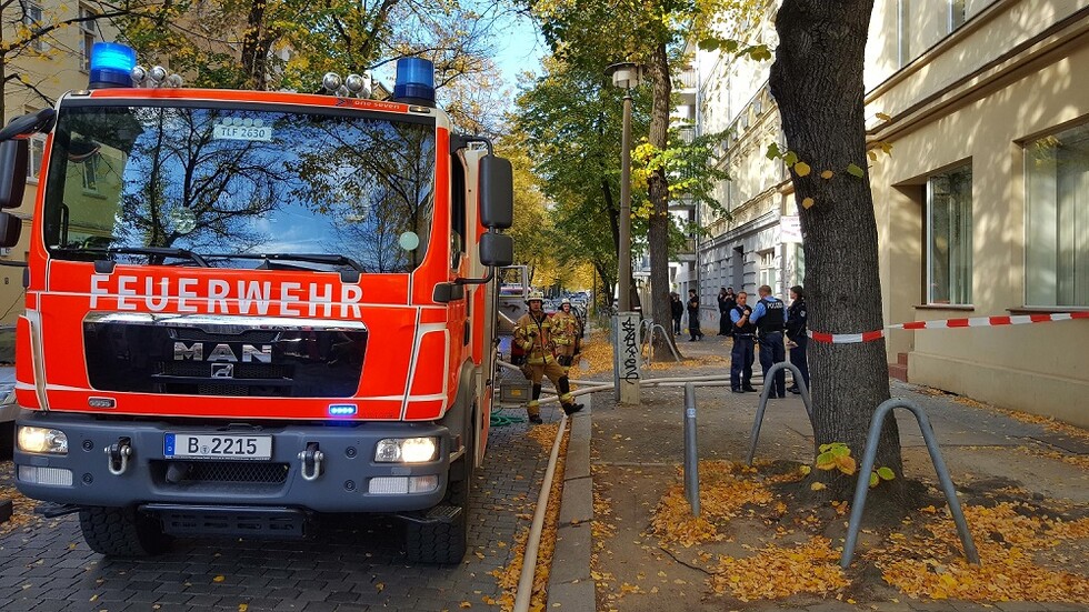 Drehleiter wird in Stellung gebracht.