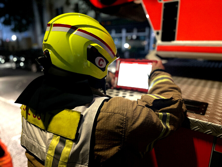 Führungskraft mit  Einsatzleiter-Tablet