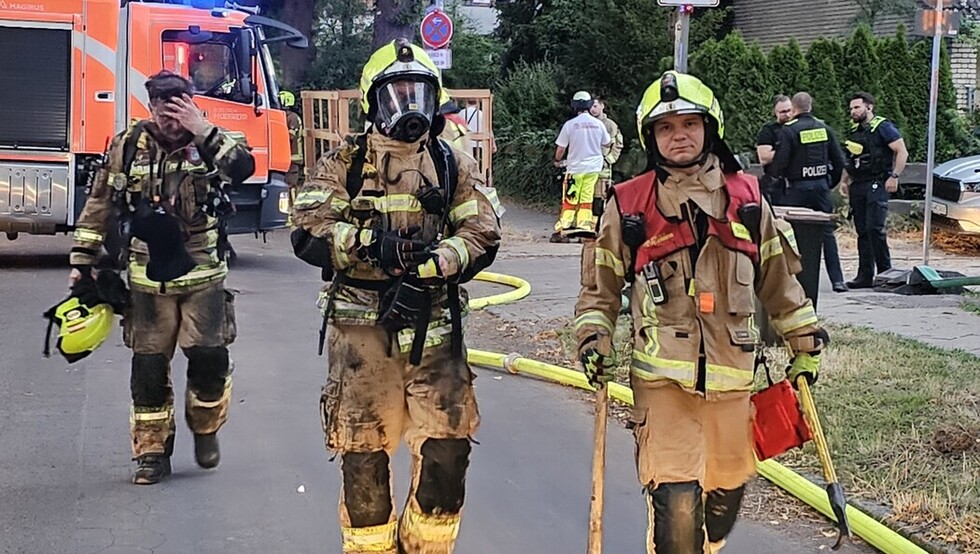 Einsatzkräfte nach der Brandbekämpfung