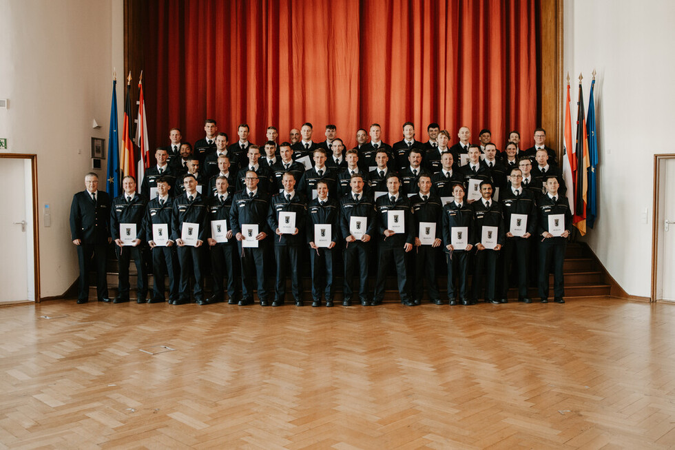 Gruppenbild der ernannten Brandmeisterinnen und Brandmeister in das Beamtenverhältnis auf Probe
