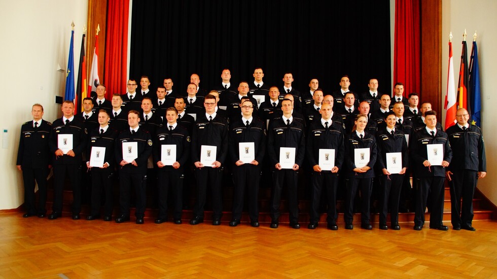 Gruppenbild aller neu eingestellten Kolleginnen und Kollegen