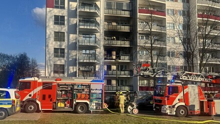Löschfahrzeug und Drehleiter vor der Brandetage
